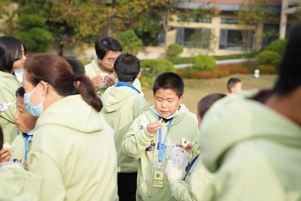 博仕尼门窗携手中国狮子联会陕西卓越服务队参加“同在蓝天下·共享大自然”公益活动